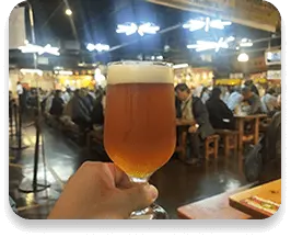 グラスにビールが注がれた写真