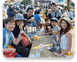 屋外で仲間たちとビールを飲んでいる写真