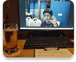 オンラインで人が話している写真